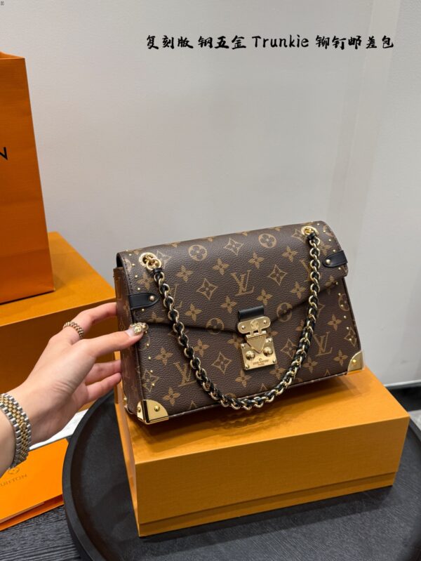 LV-Riveted chain bag#2088