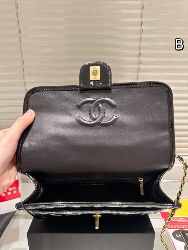 CHANEL-Patent leather messenger bag#2121
