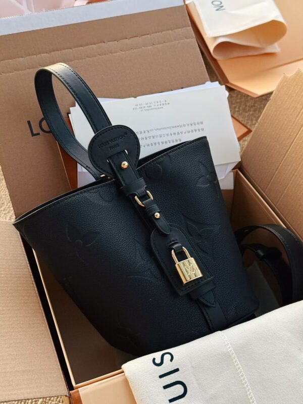 LV- in  bb black bag#2251