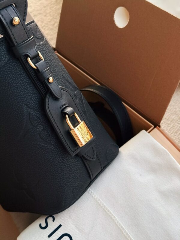 LV- in  bb black bag#2251