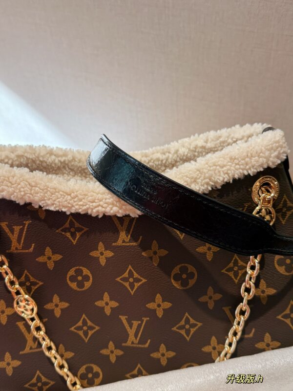 LV-CARRYALL  BB plush chain bag #2257
