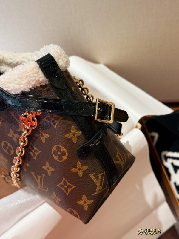 LV-CARRYALL  BB plush chain bag #2257