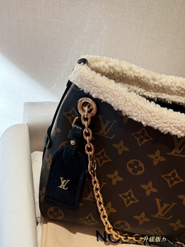 LV-CARRYALL  BB plush chain bag #2257