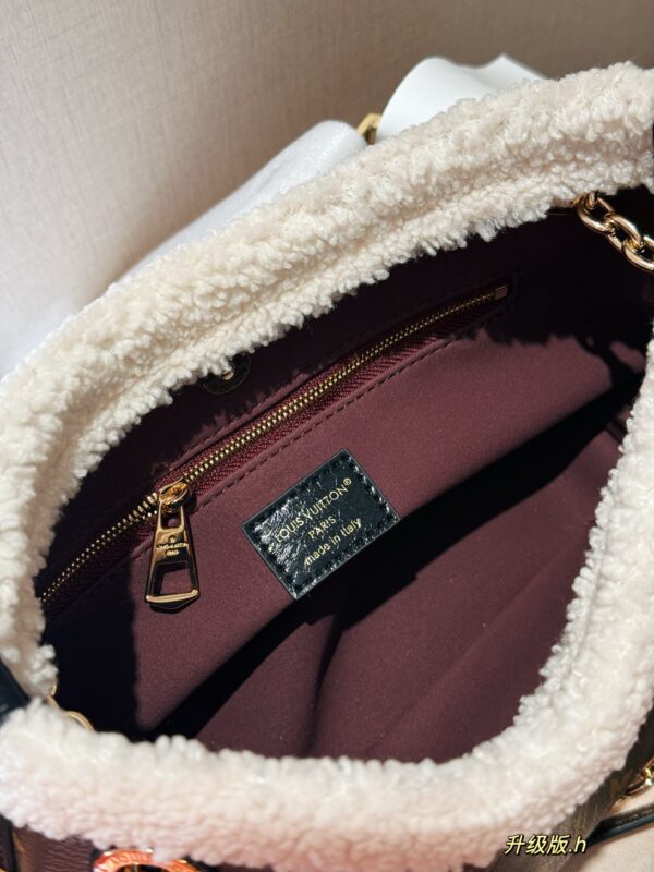 LV-CARRYALL  BB plush chain bag #2257