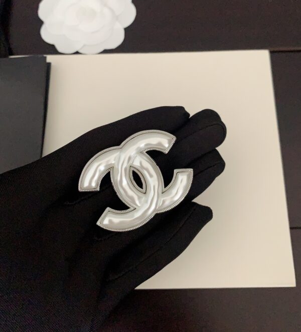 CHANEL-platinum resin brooch #2339