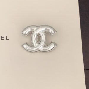 CHANEL-platinum resin brooch #2339