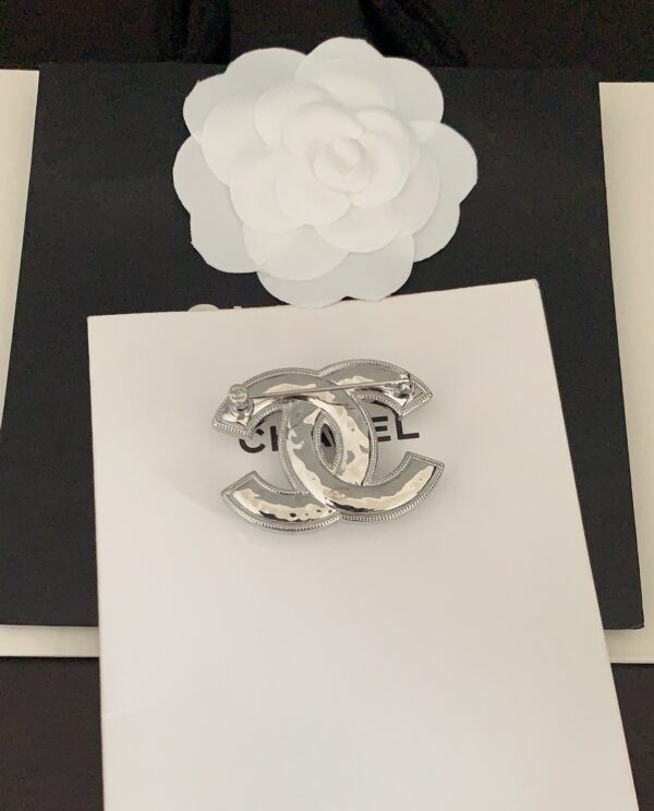 CHANEL-platinum resin brooch #2339