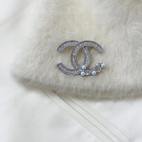 CHANEL-pearl and diamond brooch #2341