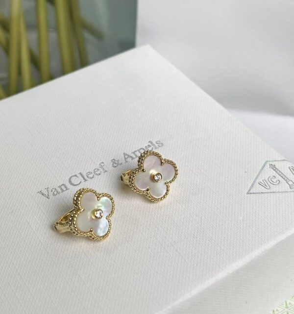 Van Cleef  Arpels -Medium-sized White Earrings (Studs) #2395