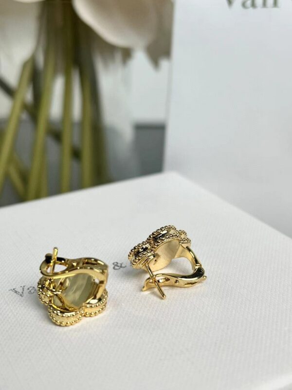 Van Cleef  Arpels -Medium-sized White Earrings (Studs) #2395