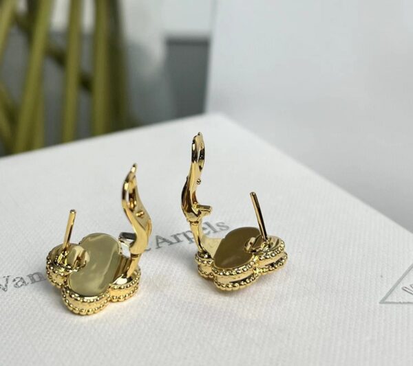 Van Cleef  Arpels -Medium-sized White Earrings (Studs) #2395