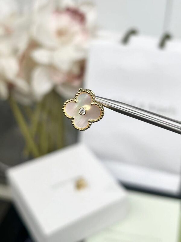 Van Cleef  Arpels -Medium-sized White Earrings (Studs) #2395