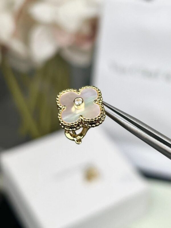 Van Cleef  Arpels -Medium-sized White Earrings (Studs) #2395