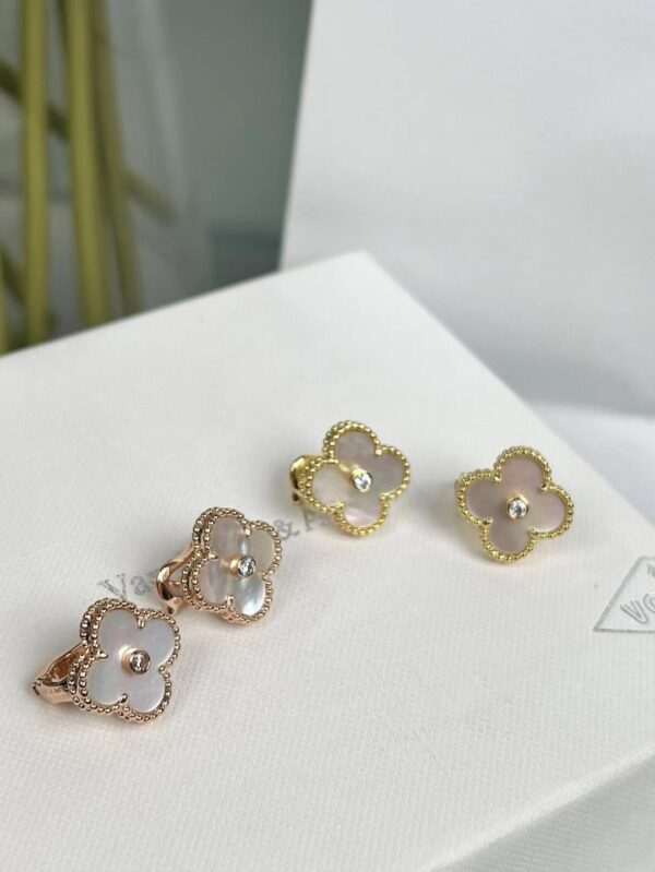 Van Cleef  Arpels -Medium-sized White Earrings (Studs) #2395