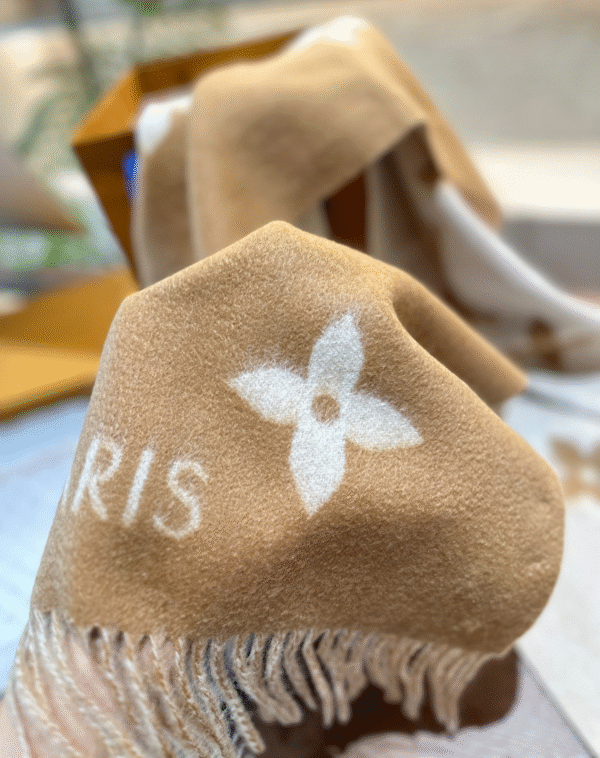 LV-Light-colored reversible two-tone scarf#2218