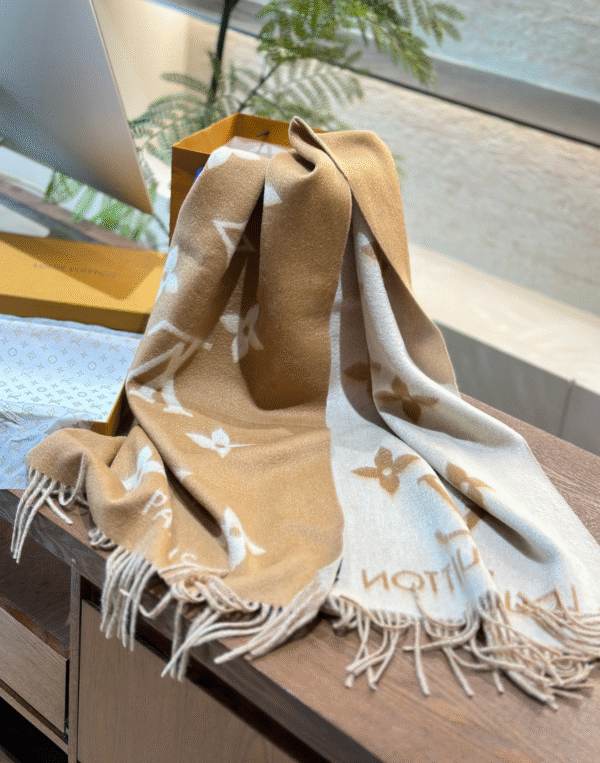 LV-Light-colored reversible two-tone scarf#2218