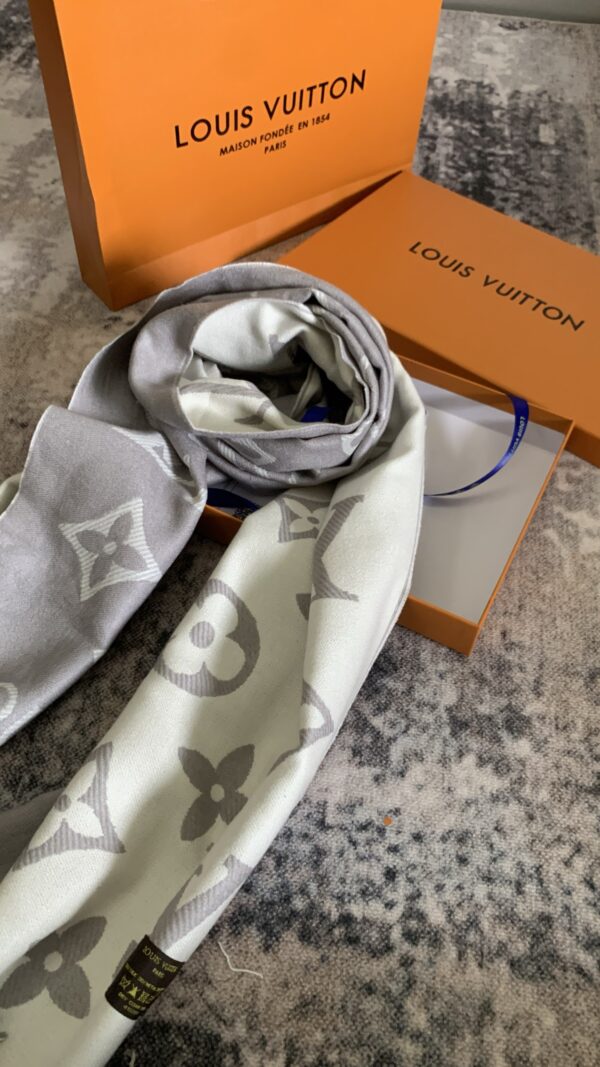 LV-Light-colored reversible two-tone scarf#2218